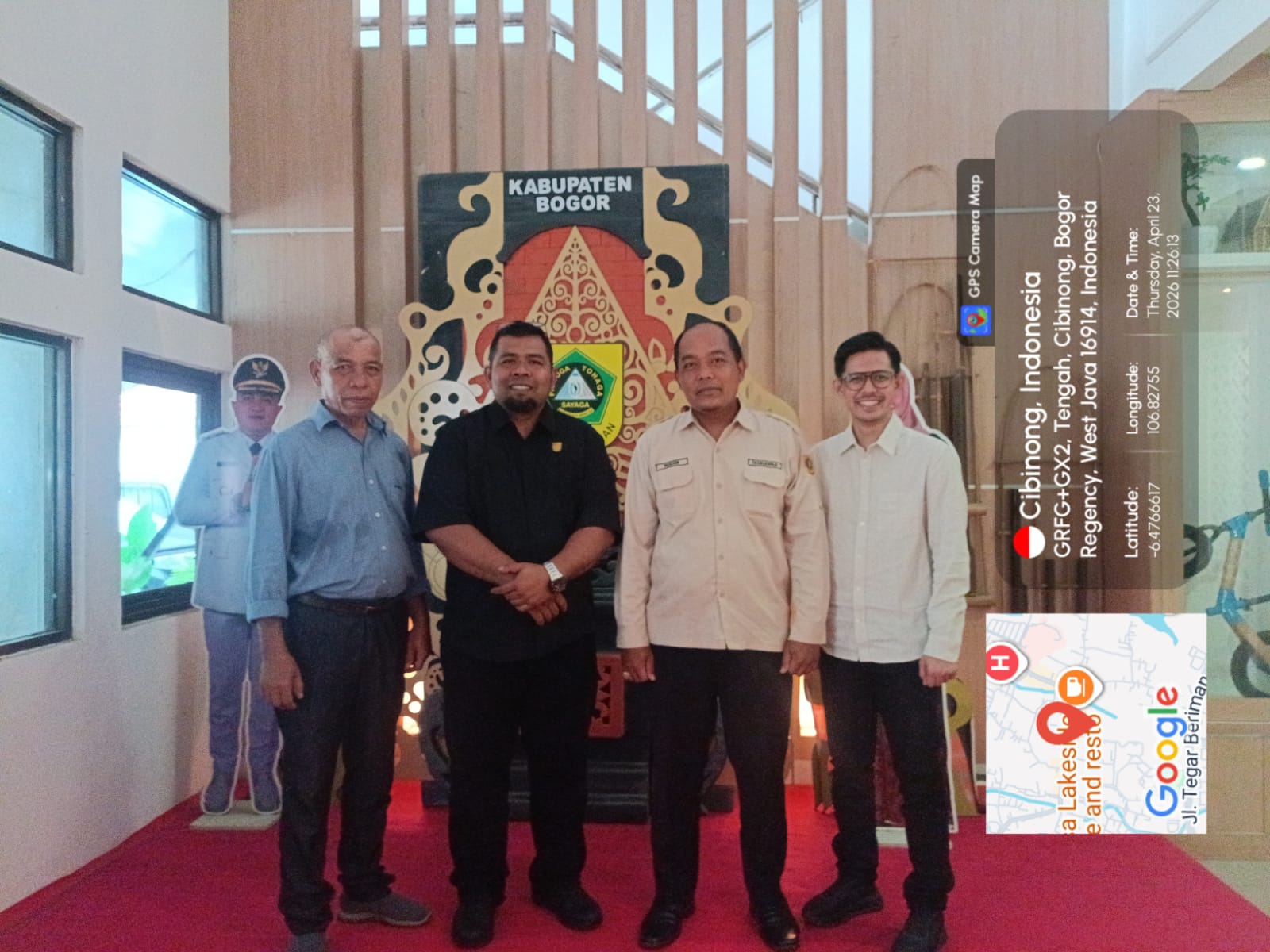 Rombongan Pengurus Cabang Federasi Aero Sport Indonesia (FASI) Kota Sawahlunto berfoto bersama jajaran Pemerintah Kabupaten Bogor saat melaksanakan kegiatan studi tiru pengembangan olahraga paralayang dan sport tourism di Cibinong, Kabupaten Bogor, Jawa B